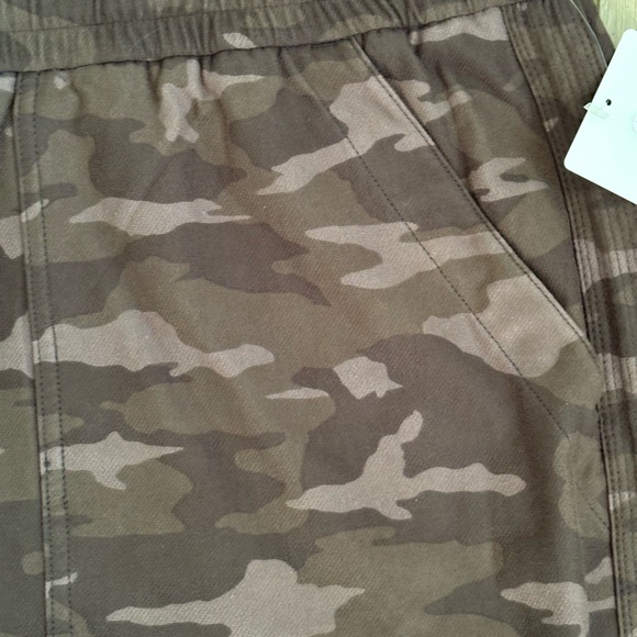 Athleta Camo Farallon Shorts Size Women’s 26 NWT - Picture 6 of 13